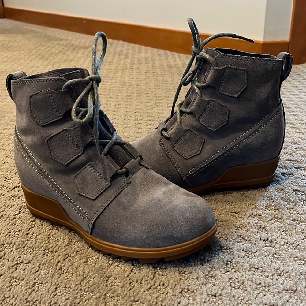 Sorel Evie Grey Suede Wedge Lace-up Ankle Waterproof Bootie. EUC 6.5